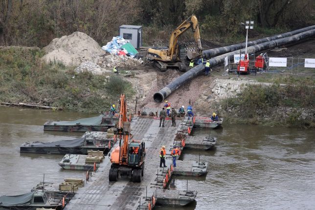 Warszawa. We wtorek rozpoczęły się prace przy moście pontonowym