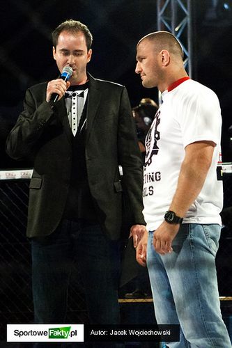 Damian Grabowski (po prawej) jako gość specjalny gali MMA