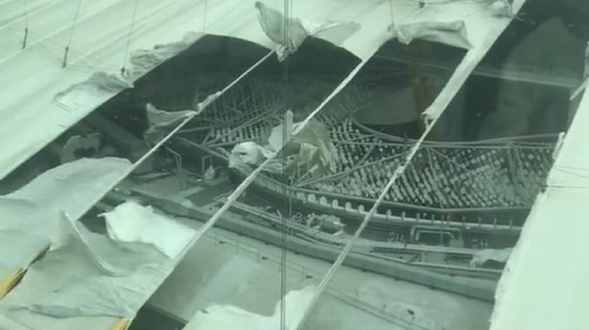 Zdjęcie okładkowe artykułu: Twitter /  / Na zdjęciu: zniszczony dach hali O2 Arena