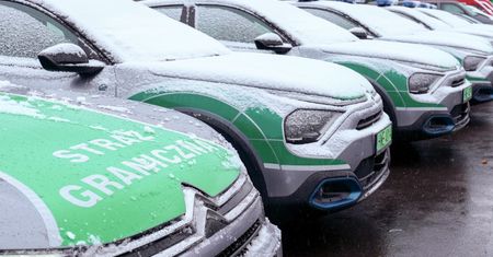 Silnik pracował godzinami. Mundurowi wymienili samochody
