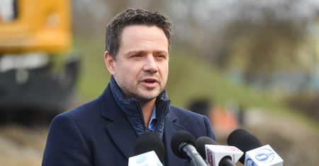 Trzaskowski przyłapany. Tak wracał ruchliwą drogą ze studia Polsatu