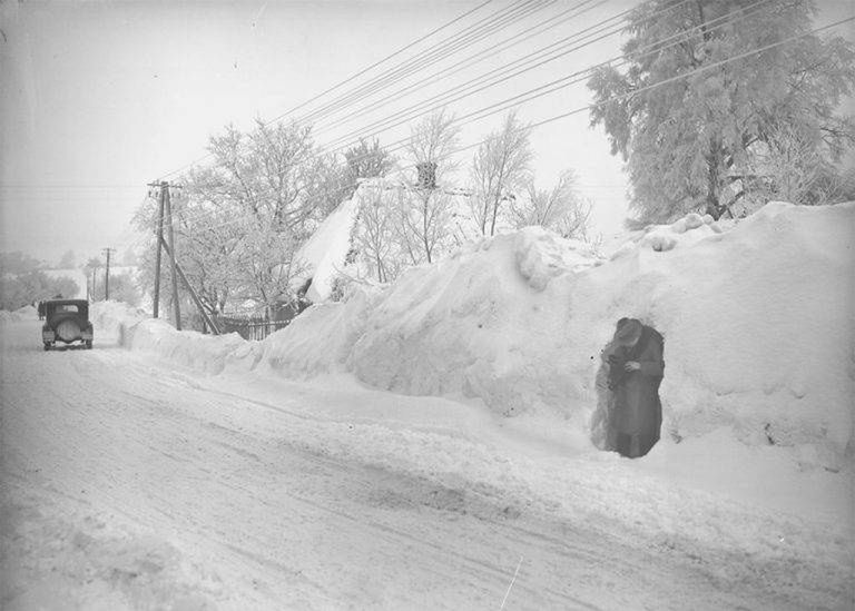 Droga na wsi w trakcie zimy stulecia
