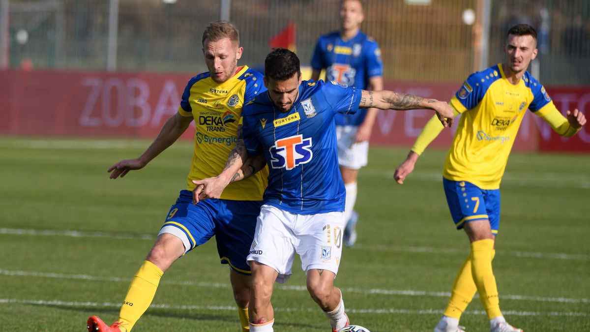 PAP / Grzegorz Michałowski / Na zdjęciu: Kamil Sabiłło (z lewej) i Dani Ramirez (z prawej) w walce o piłkę