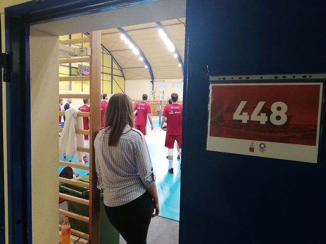 Kartka na drzwiach sali treningowej w Spale. W niedzielę do olimpijskiego finału siatkarzy w Tokio pozostawało 448 dni