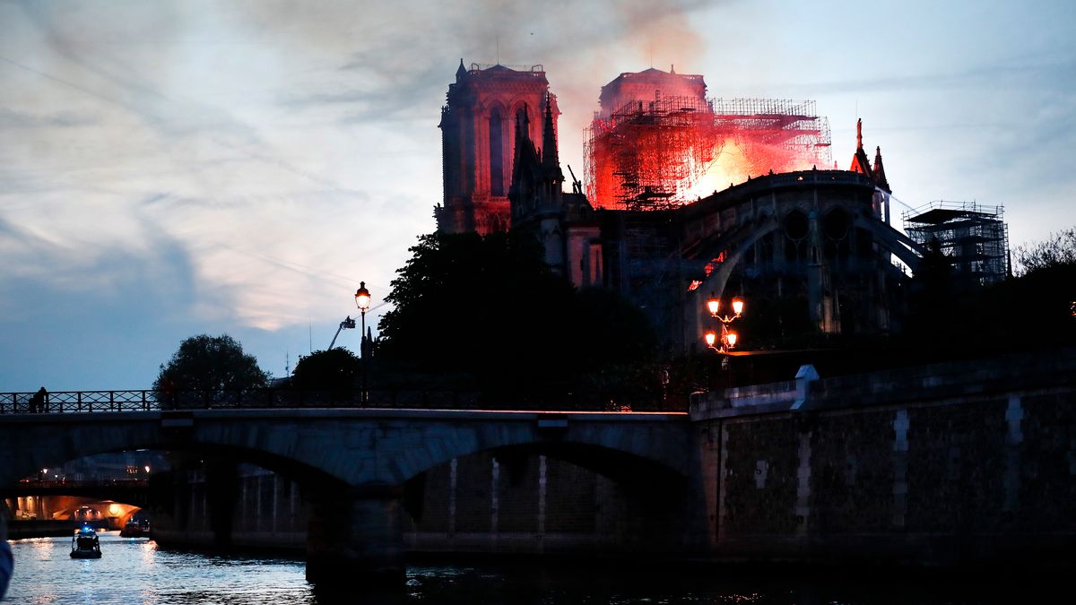 Zdjęcie okładkowe artykułu: PAP/EPA / IAN LANGSDON / Na zdjęciu: pożar Katedry Notre-Dame