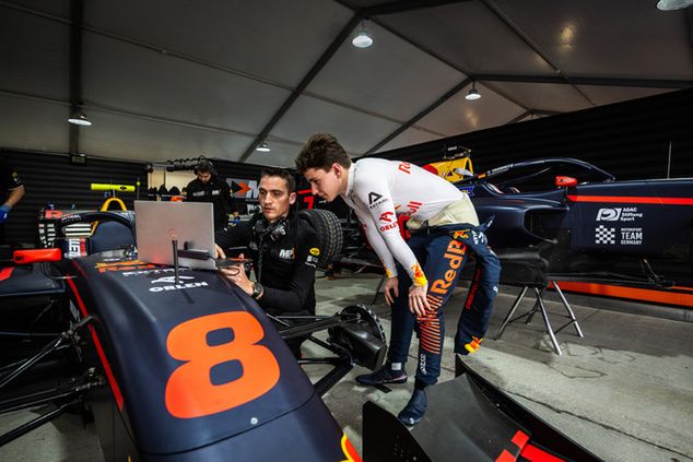 Kacper Sztuka w rozmowie z inżynierem MP Motorsport