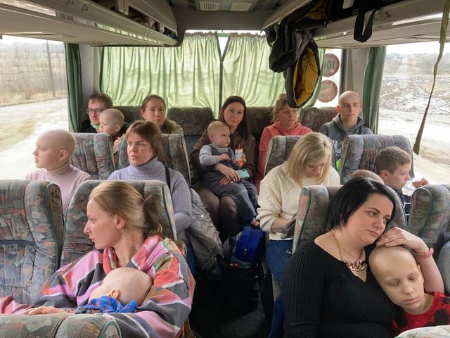 Polscy lekarze ewakuowali z Ukrainy około 100 dzieci chorych na nowotwory. Dr Szczuciński: Po takich doświadczeniach trudno potem zasnąć