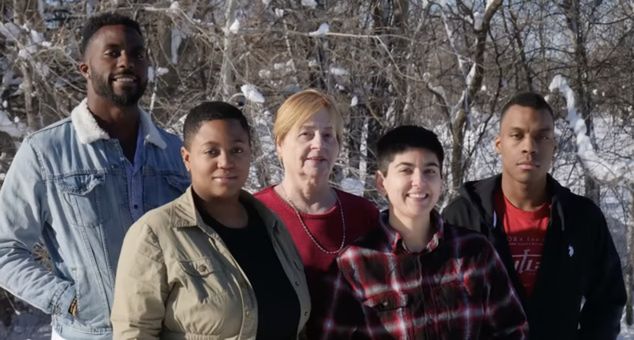 Kenny Bednarek (po lewej) w towarzystwie rodziny