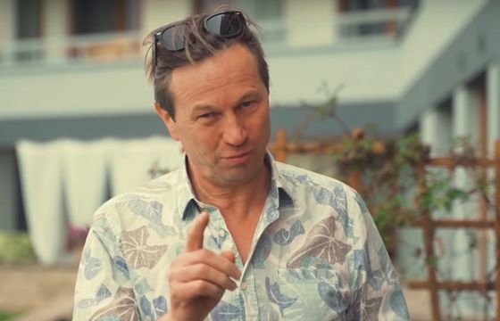 Piotr Cyrwus w spocie ketchupu Kotlin pokazuje, jak grillować w czasie epidemii (wideo)