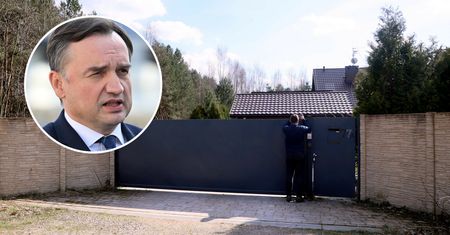 Ziobro znowu wyszedł przed dom. Opisał zniszczenia w środku