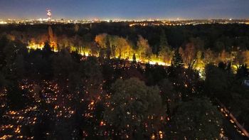 Wrocław: Magiczny klimat cmentarza nocą. Wiele osób wtedy przychodzi