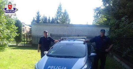 Kraśnik: 24-latek uległ poważnemu wypadkowi. Policjanci eskortowali samochód do szpitala