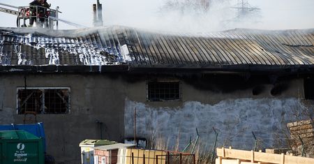 Strażacy dogaszają halę w Gdyni