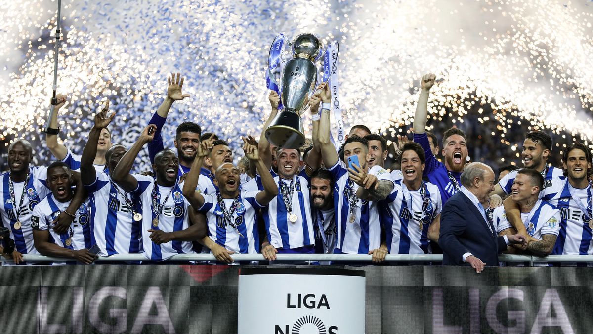 Zdjęcie okładkowe artykułu: PAP/EPA / EPA/MANUEL FERNANDO ARAAsJO / Na zdjęciu: radość piłkarzy FC Porto