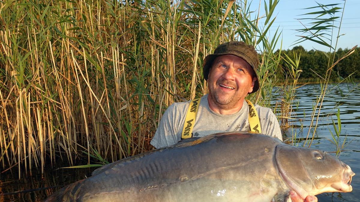 Tomasz Lipiński z karpiem o wadze 35,8 kg