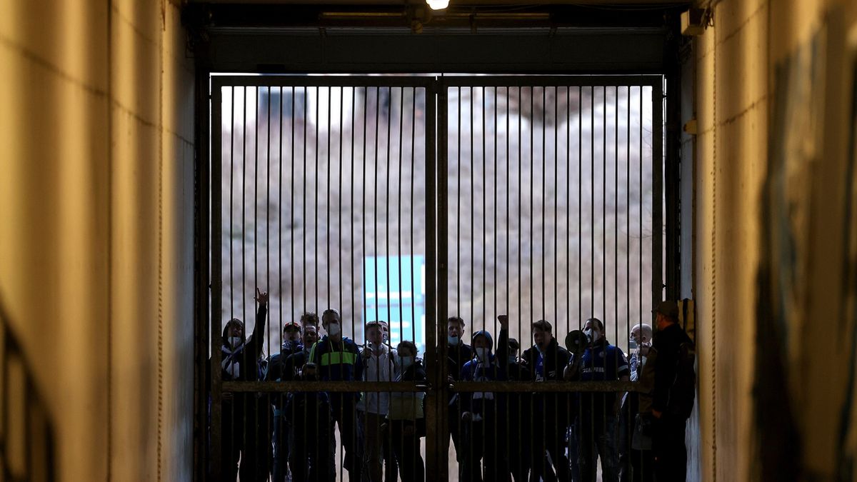 Zdjęcie okładkowe artykułu: PAP/EPA / Lars Baron / Kibice przed bramką stadionu Schalke
