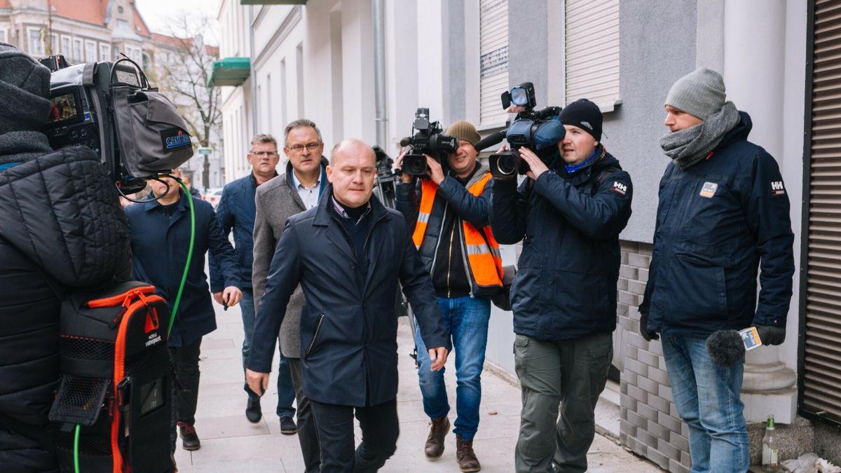 Trzy ofiary po?aru mieszkania w centrum Szczecina
Fot. Marek Szandurski/East News, Szczecin, 01.11.2019. Trzy osoby zginely w pozarze mieszkania w centrum Szczecina. N/z: Prezydent Szczecina Piotr Krzystek.
Marek Szandurski