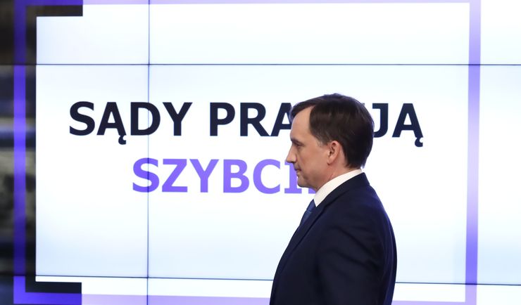 Ziobro pochwalił się, że sądy działają szybciej. Chwilę wcześniej zmienił sposób liczenia statystyk