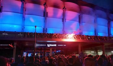 Kibice Lecha Poznań świętują "majstra". Pod stadionem feta, której miało nie być