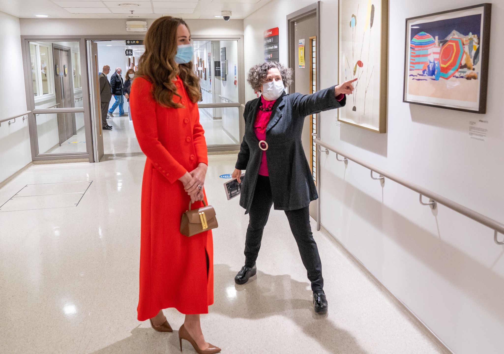 Kate Middleton jako "lady in red" promuje swoją nową, bestsellerową książkę