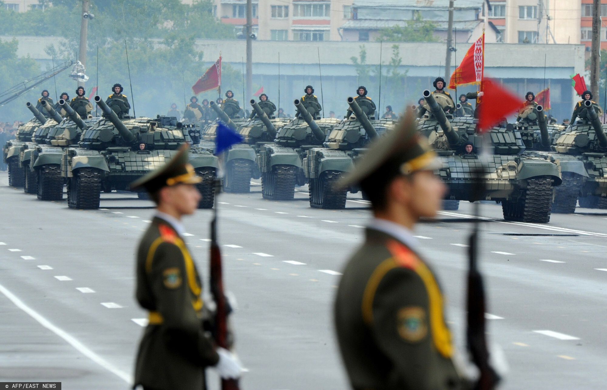 Parada ?ukaszenki
Columns of Belarus tanks move in formation during an Independence Day parade in Minsk on July 3, 2011. Belarus President Alexander Lukashenko warned his opponents against considering any uprising against his rule as the military staged a Soviet-style show of force in an Independence Day parade. AFP PHOTO / VIKTOR DRACHEV
VIKTOR DRACHEV
