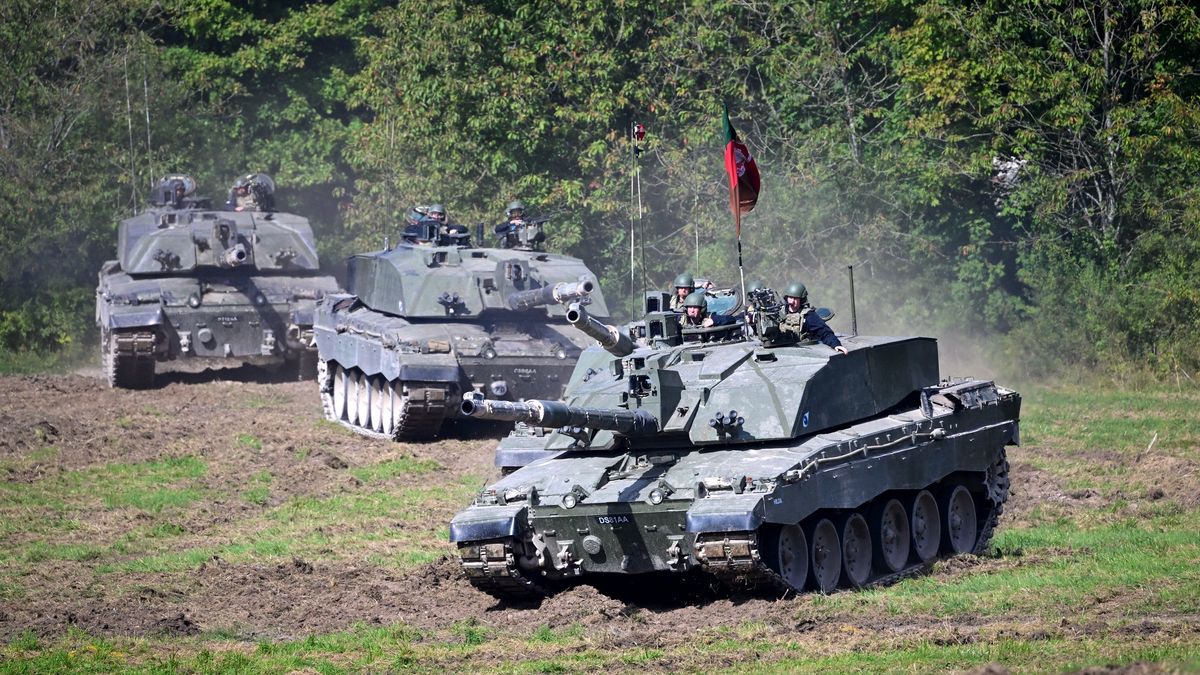 Na zdjęciu brytyjskie czołgi Challenger 2 podczas pokazu w Bulford w 2022 roku