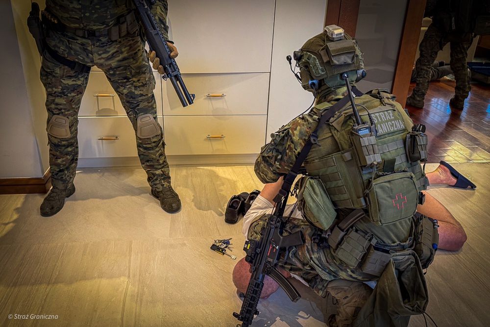 Ośmiu podejrzanych zatrzymanych w sprawie handlu ludźmi.