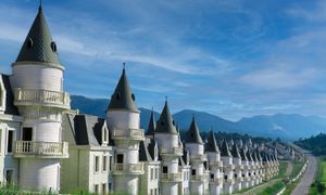 Groteskowe miasteczko w Turcji. Stoi tam 587 opuszczonych zameczków