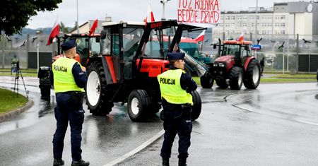 Mazowieckie. AgroUnia blokuje drogi. Rolnicy przepraszają kierowców, ale muszą