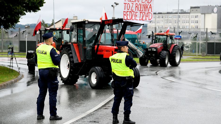 Rzeszów, 24.08.2021. Protest rolników w Rzeszowie, 24 bm. To kolejna z akcji Agrounii. Blokada drogi ma potrwać dobę. (jm) PAP/Darek Delmanowicz