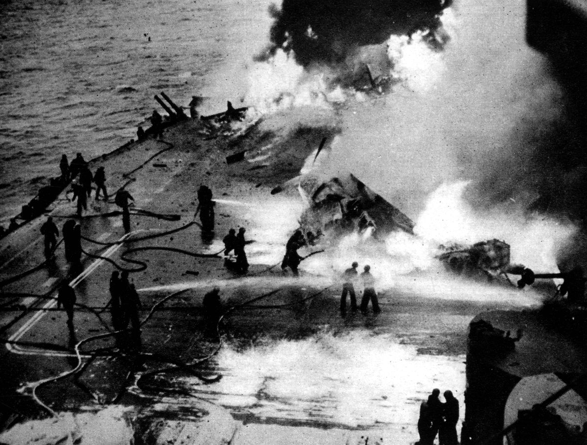 Atak japońskiego kamikaze na lotniskowiec USS Saratoga