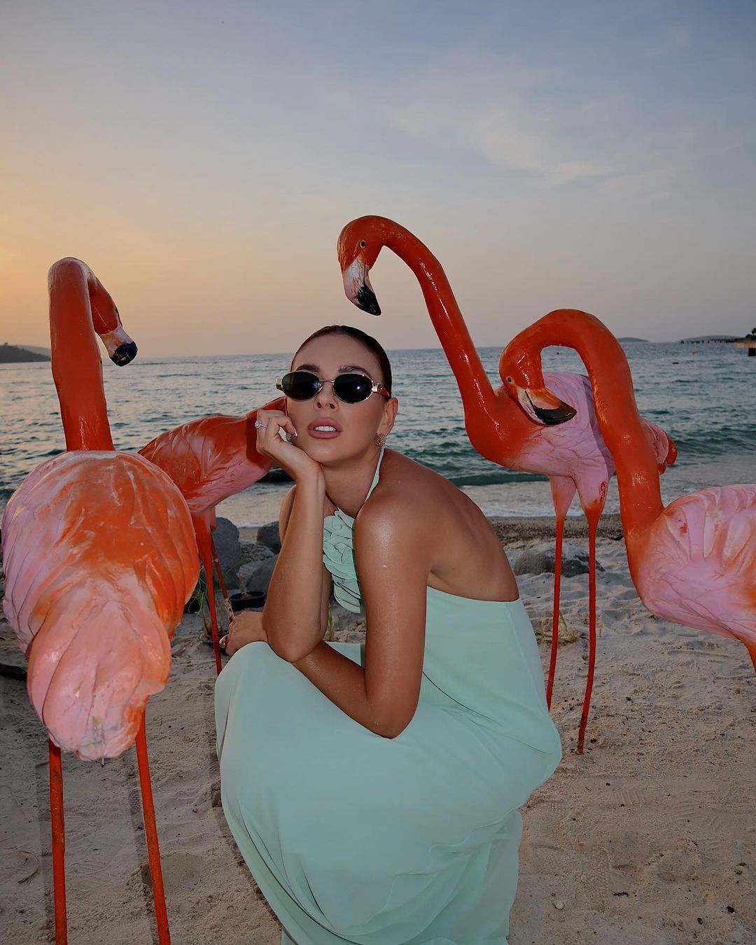 Klaudia Halejcio w miętowej kreacji na plaży