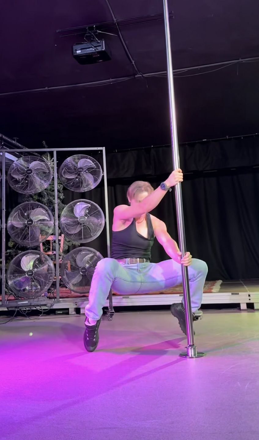 Katarzyna Zillmann wygina się na rurze w rytm przeboju Tatu