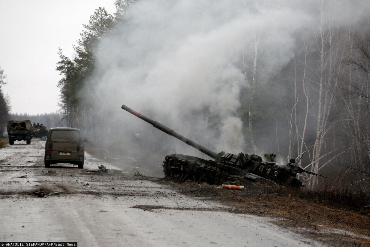 Zniszczony rosyjski czołg. Jeden z ponad stu, które straciła Moskwa od początku wojny
