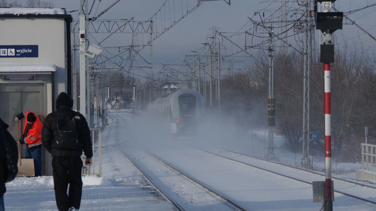 ?nie?na zima w PolsceFot. Zofia i Marek Bazak/East News, Warszawa w zimowej scenerii N/z Zima na kolei, odjezdzajacy pociag wzbijajacy tumany sniegu.ZOFIA BAZAK