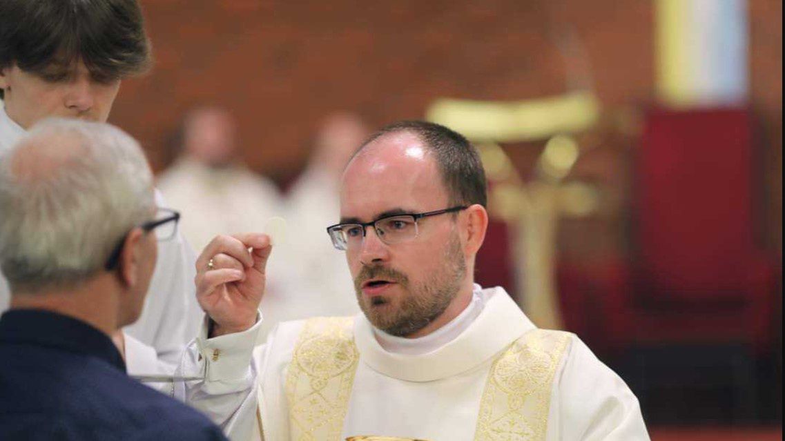 Potrzebna jest zgoda żony. Kościół szuka pomocy