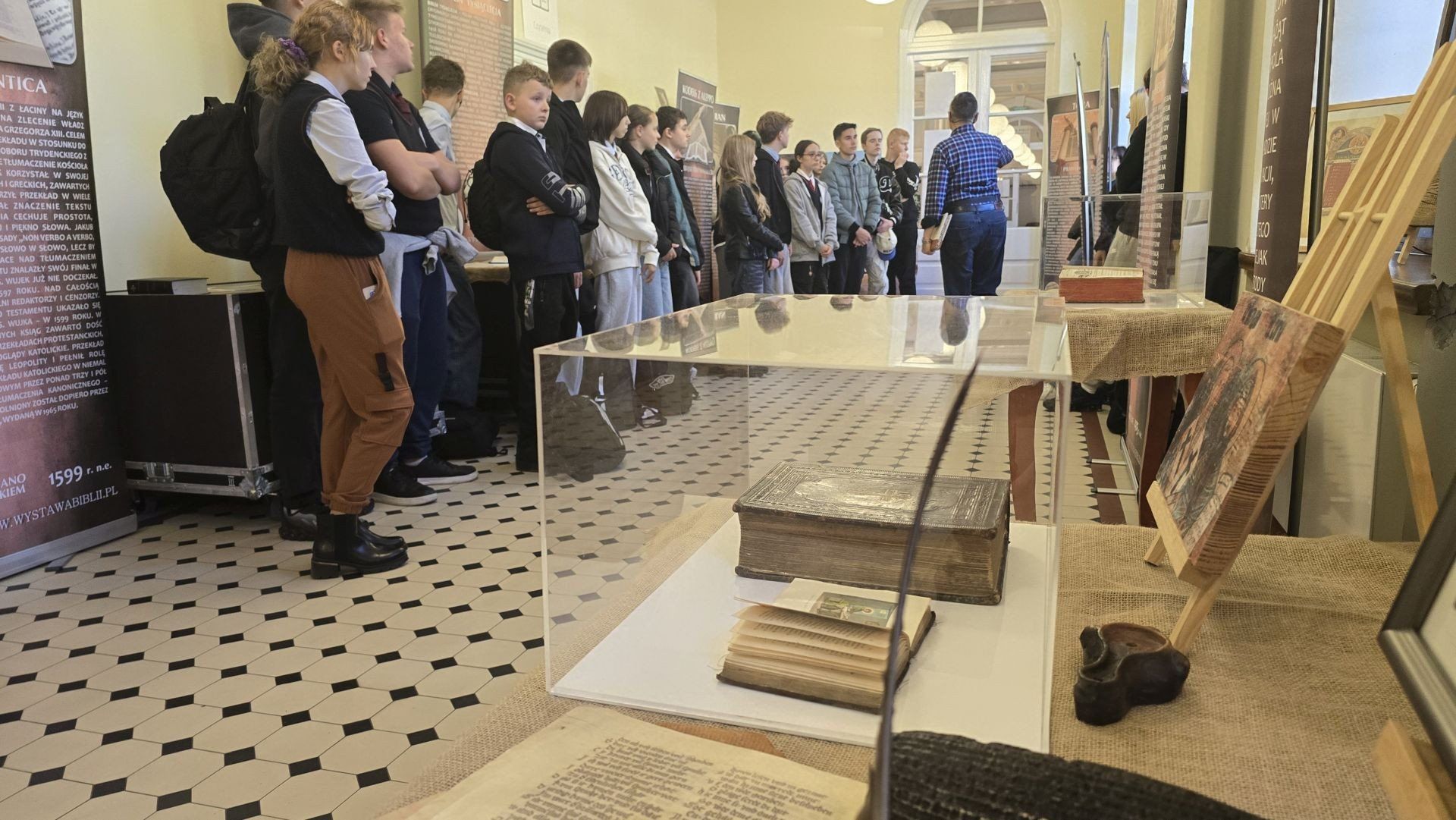 Wystawa Biblii i historii piśmiennictwa w bibliotece w Aleksandrowie Kujawskim
