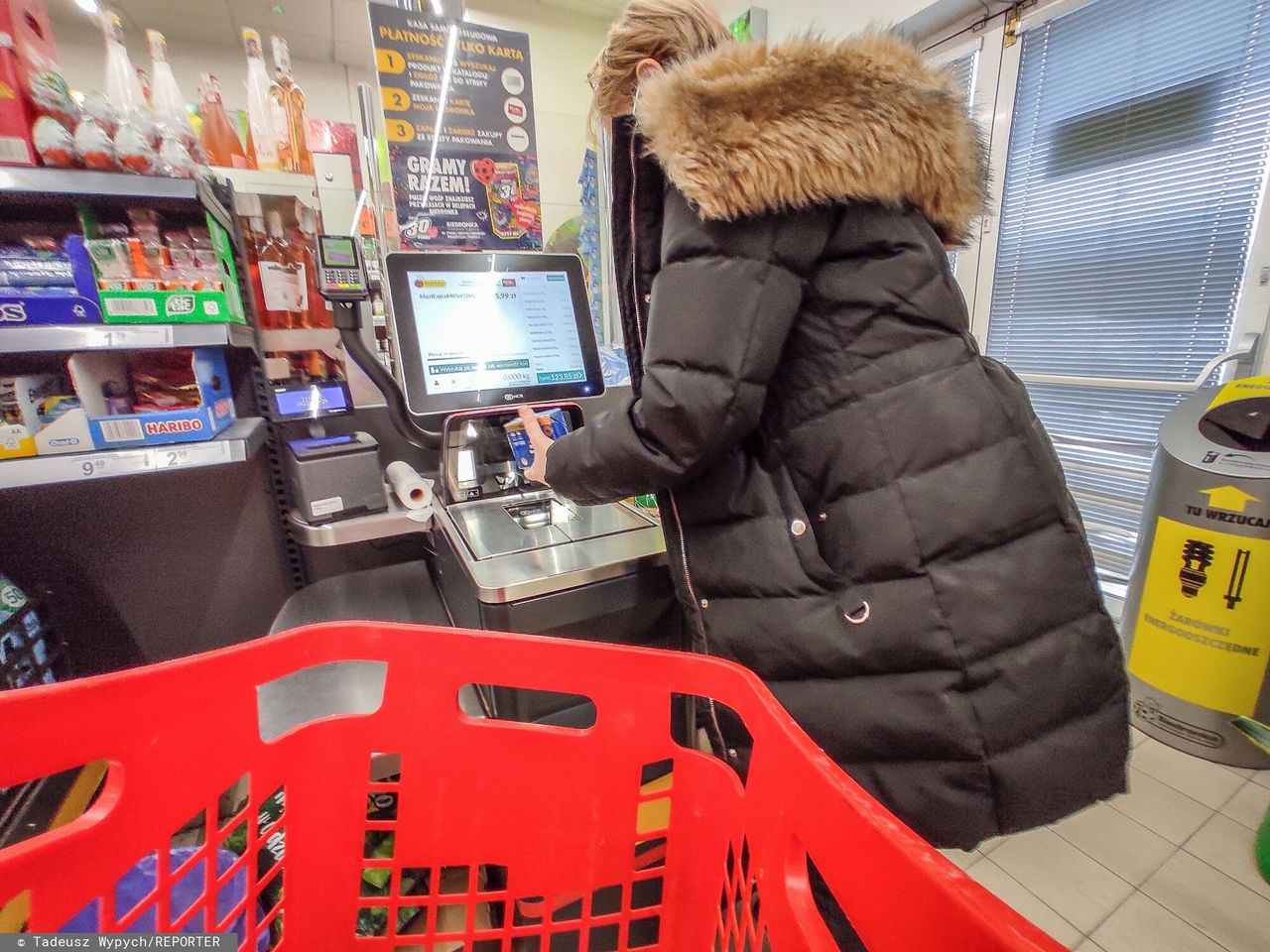 Sztuczna inteligencja pomoże przy kasach w Biedronce