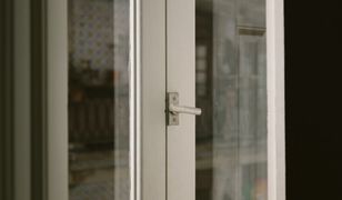 Nadciągają mrozy, a tobie "ciągnie" od okna? Przyczyna może być banalna