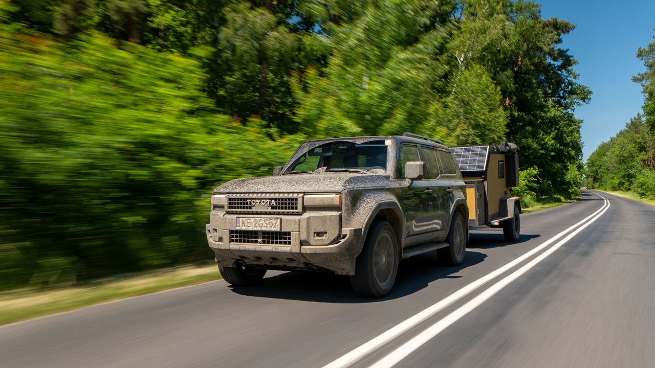 Test: Toyota Land Cruiser 250 z przyczepą - kto wsiadł, mówił, że "nic nie czuć"