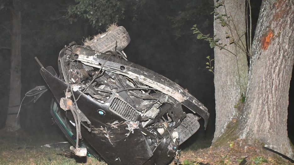 Samochód uderzył w drzewo i dachował