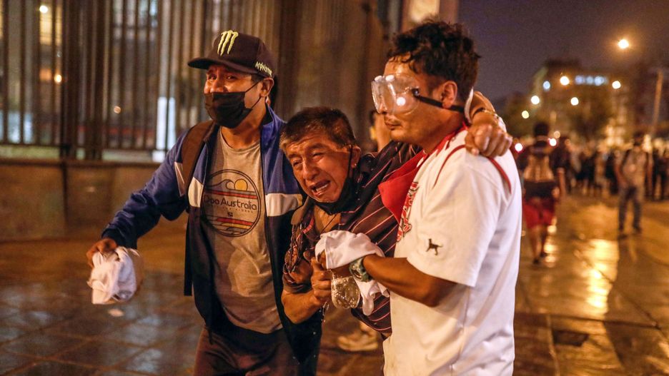 Protesters in favor of ousted President Pedro Castillo and against Congress react during demonstrations in the streets, in Lima, Peru, 11 December 2022. The Peruvian Congress dismissed Castillo on 07 December. EPA/Aldair Mejia Dostawca: PAP/EPA.