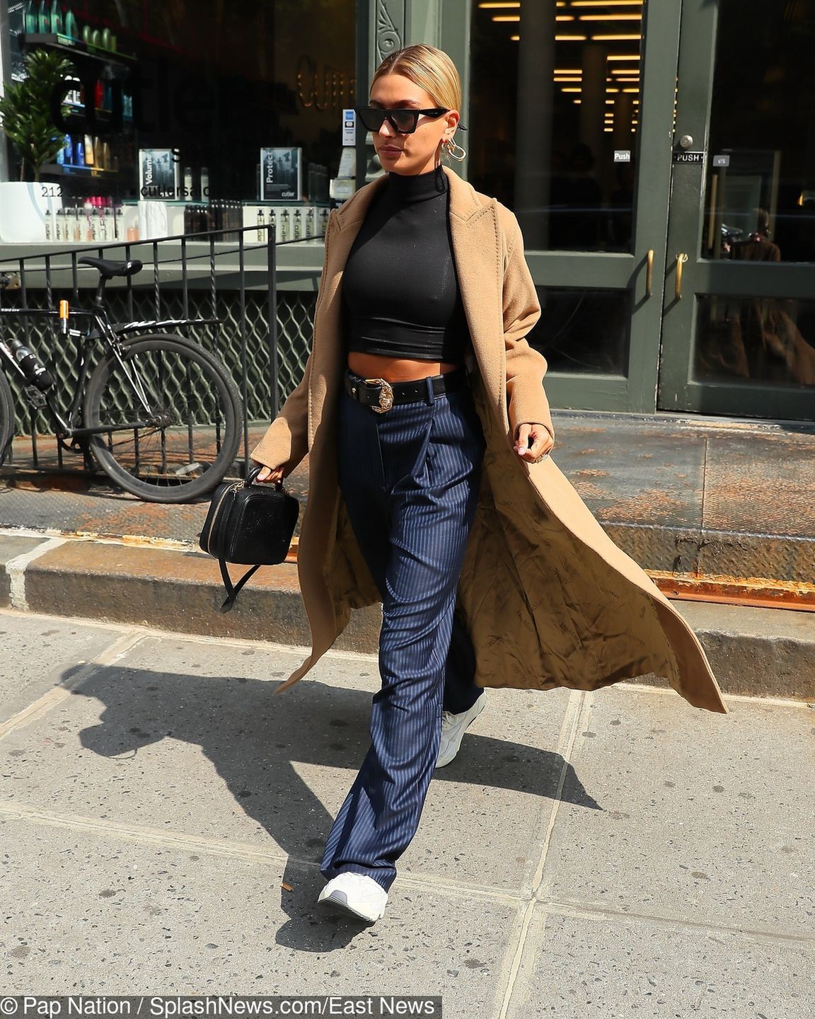 Hailey Baldwin z odsłoniętym brzuchem