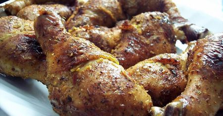 Pieczona skóra z kurczaka z podudzia i udźca w roztworze