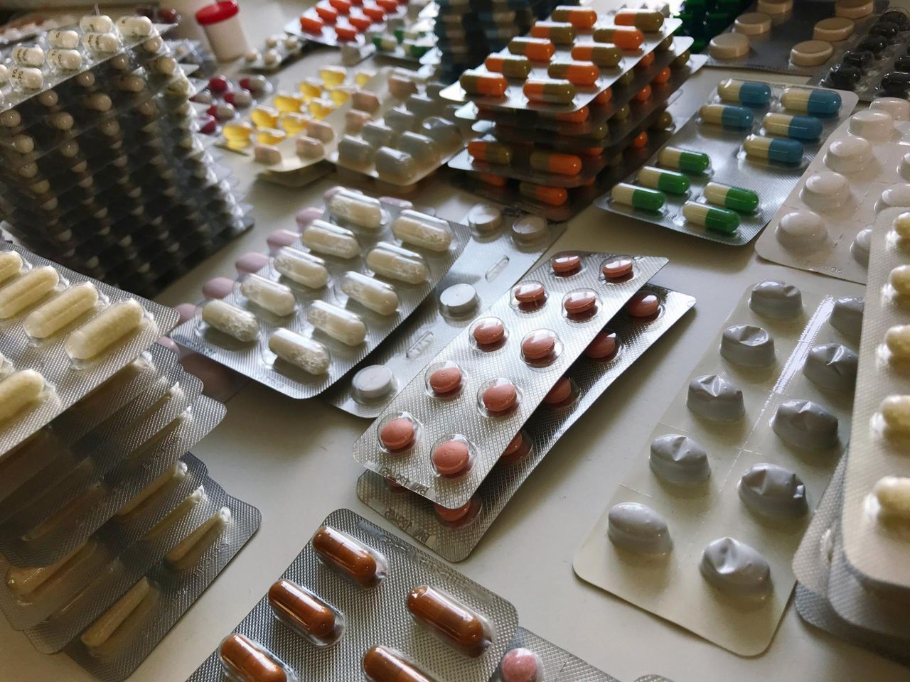 20 suplementów na stałe znika z polskich aptek. To decyzja Komisji Europejskiej