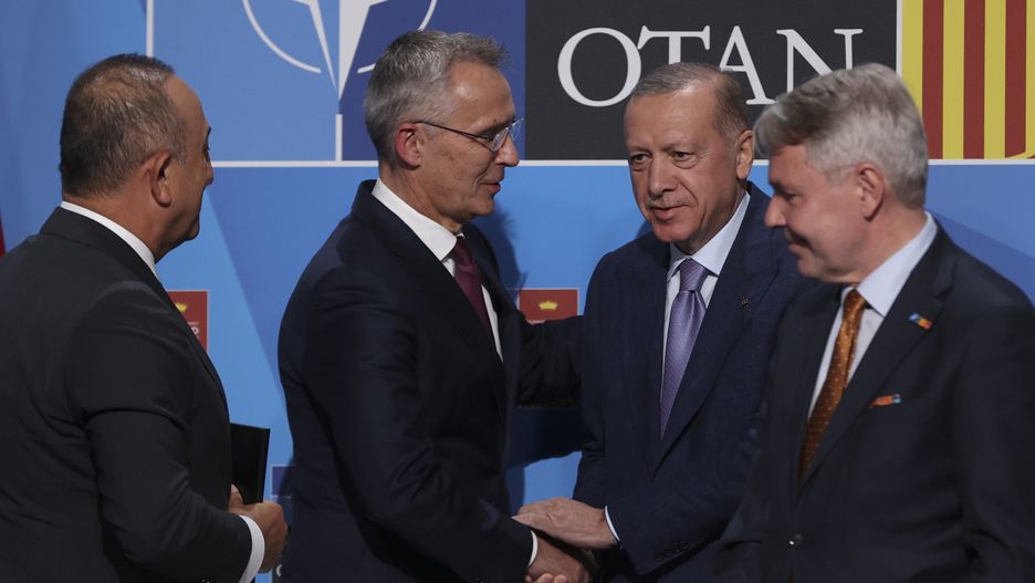 NATO Secretary General Jens Stolteneberg (2L); shakes hands with the Turkish president, Recep Tayyip Erdogan (2d), after the signing of an agreement to unblock the Turkish veto to the accession of Finland and Sweden to NATO, in Madrid, Spain, 28 June 2022. EPA/Kiko Huesca Dostawca: PAP/EPA.