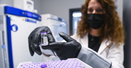 BioNTech zaczyna badania nad szczepionką. Będzie chronić przed wariantem Omikron