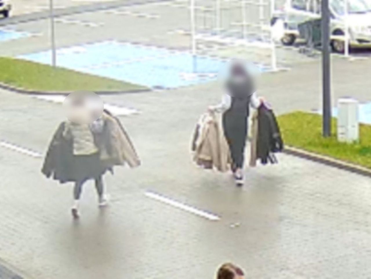 Łomża: Młode złodziejki z Warszawy wpadły na kradzieży 25 kurtek