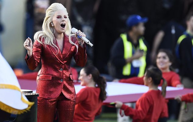 Lady Gaga śpiewająca hymn USA Fot. PAP/EPA