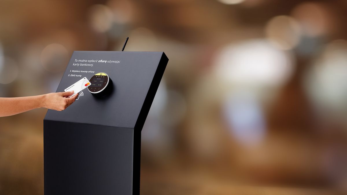 Polacy coraz częściej "dają na tacę", płacąc kartą. Ofiaromaty w kościołach znakiem czasów